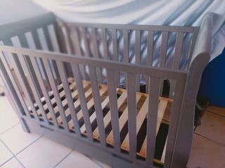 Cuna madera gris