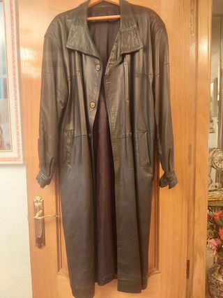 Abrigo largo de cuero de mujer.