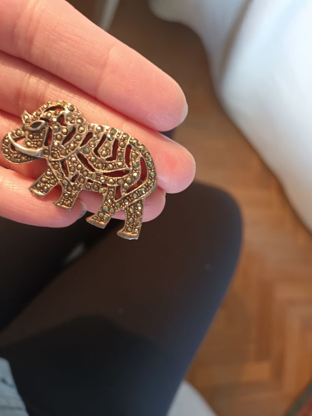 Broche antiguo de plata y piedras