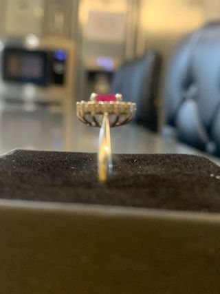 ANILLO EN ORO BLANCO Y DIAMANTES Y RUBI CENTRAL