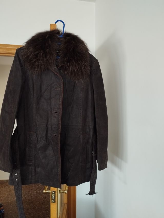 Chaquetón de piel con cuello de pelo