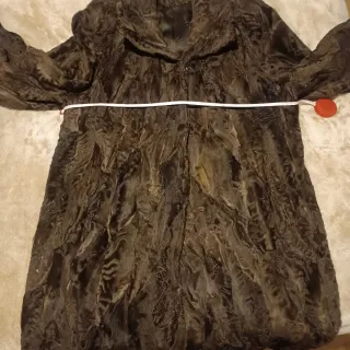 Abrigo garras de astracán.