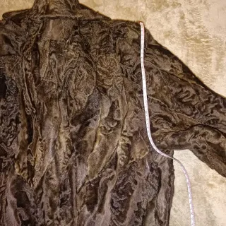 Abrigo garras de astracán.