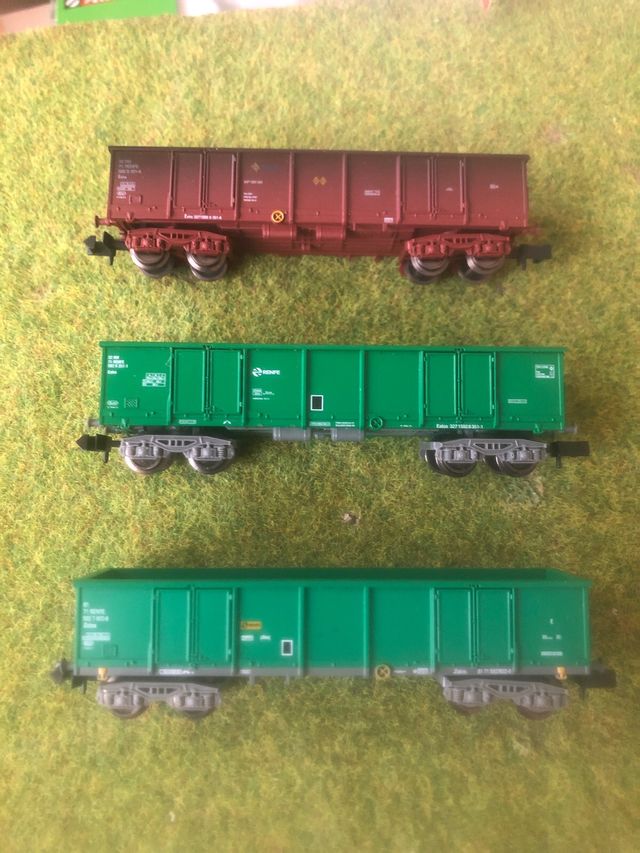 TRES VAGONES DE CARGA RENFE
