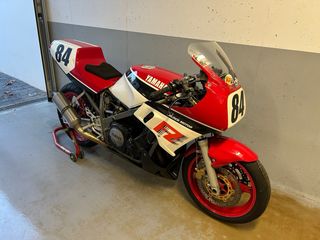 Yamaha FZ 750 circuito