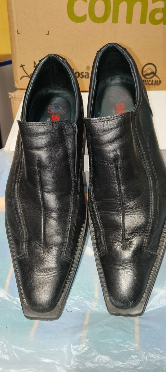 Scarpa in pelle come nuova.