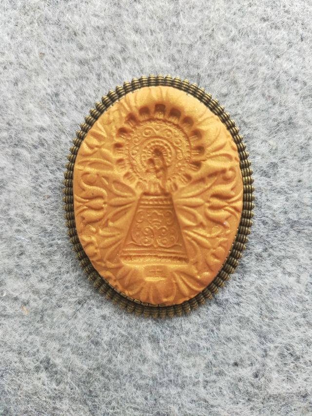 Broche virgen del Pilar.