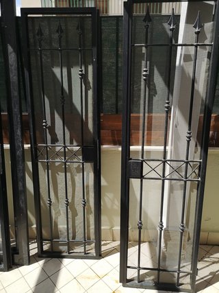 16 Infissi in legno e relative 16 grate di ferro
