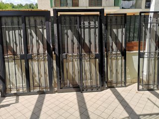 16 Infissi in legno e relative 16 grate di ferro