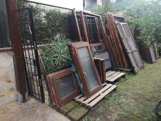 16 Infissi in legno e relative 16 grate di ferro