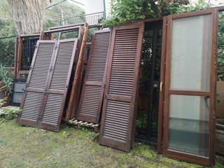 16 Infissi in legno e relative 16 grate di ferro