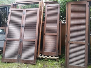 16 Infissi in legno e relative 16 grate di ferro