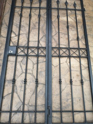 16 Infissi in legno e relative 16 grate di ferro