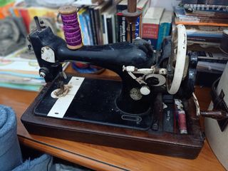 Maquina de coser muy antigua