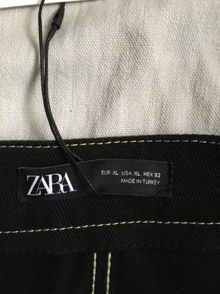 Falda vaquera negra. Nueva. Talla XL. Marca Zara