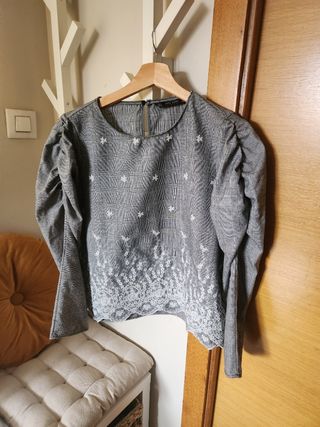 Blusa a cuadros.con bordados