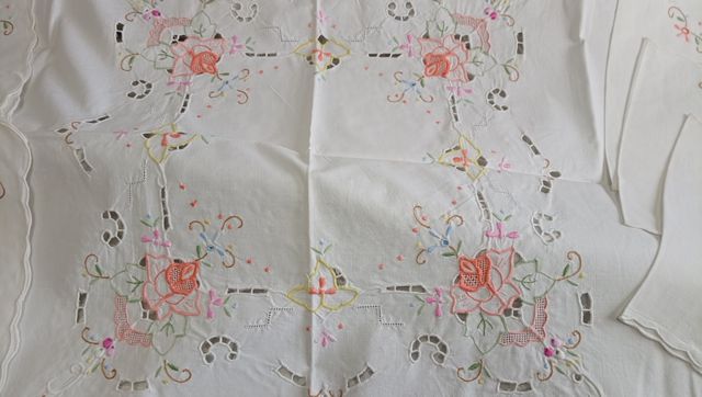 **Sin estrenar** Mantel BORDADO A MANO