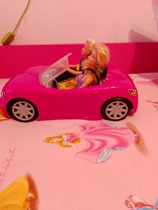 Coche Barbie y muñecas 