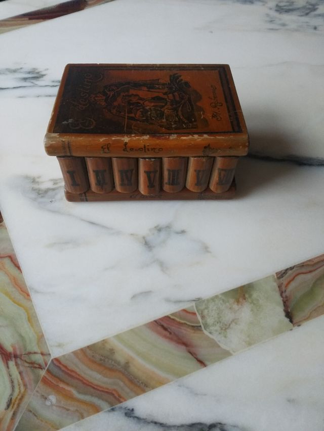 Joyero de madera muy antiguo. Lo