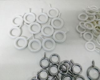 Lote 75 anillas plásticas cortinas blanco y cromo