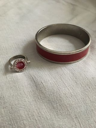 Pulsera y anillo marca Purificacion Garcia.