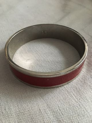 Pulsera y anillo marca Purificacion Garcia.