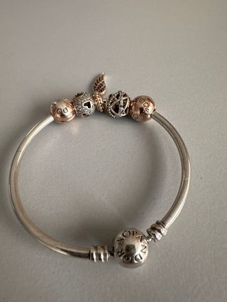Pulsera rigida Pandora con charms