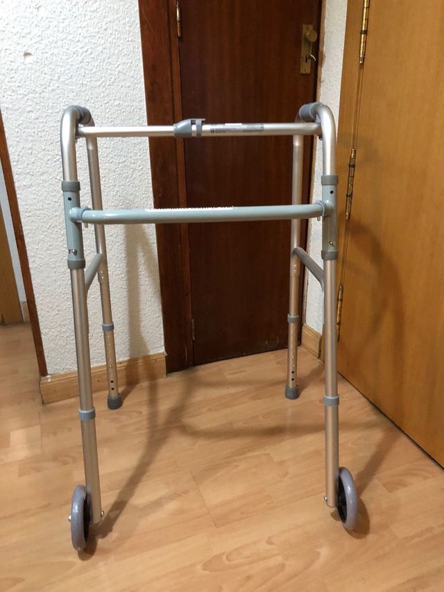 Andador seminuevo para adultos de aluminio.