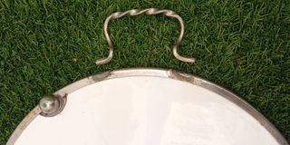 Bandeja antigua de porcelana y metal