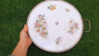 Bandeja antigua de porcelana y metal
