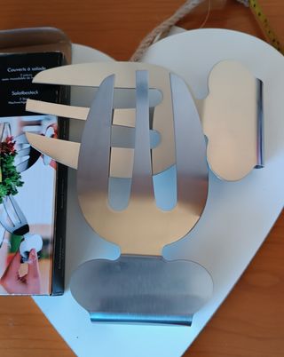 Cubiertos acero mezcla ensalada.