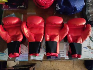 Guantes de boxeo y cascos protectores 