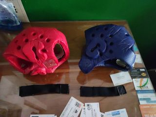 Guantes de boxeo y cascos protectores 
