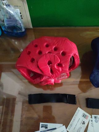 Guantes de boxeo y cascos protectores 