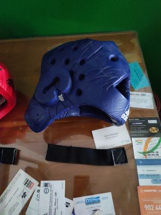Guantes de boxeo y cascos protectores 