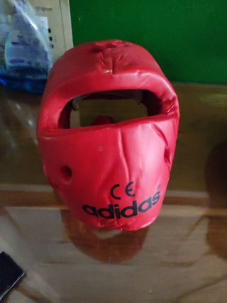 Guantes de boxeo y cascos protectores 