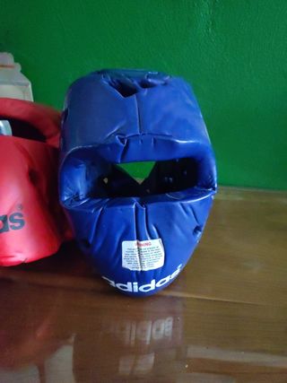Guantes de boxeo y cascos protectores 