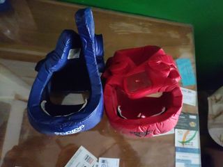 Guantes de boxeo y cascos protectores 