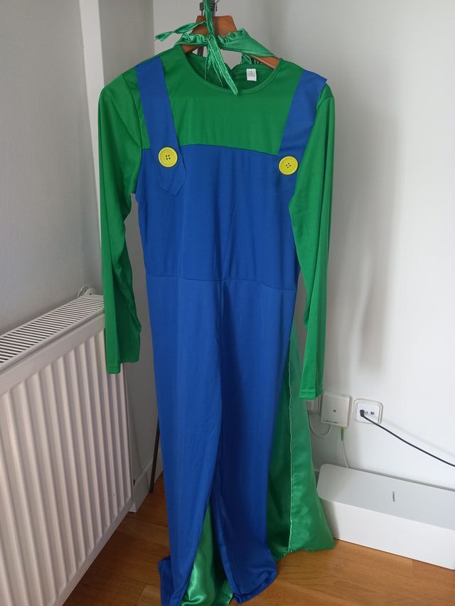 Disfraz de Luogy con capa