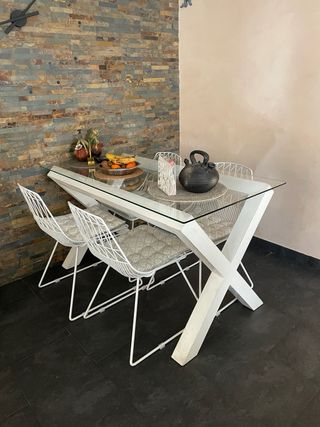 Sillas de diseño color blanco. ..