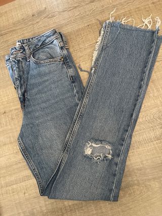 pantalon tejano con roturas chica
