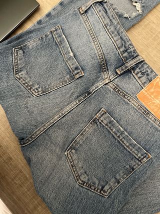 pantalon tejano con roturas chica