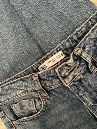pantalon tejano con roturas chica
