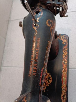 Maquina de coser antigua Alfa