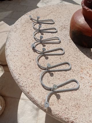 Percheros metálicos.