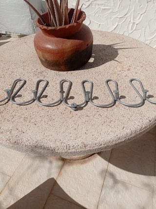 Percheros metálicos.