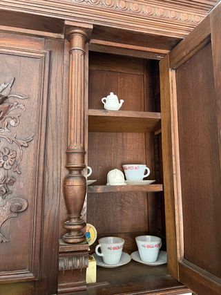 Mueble de madera muy antiguo