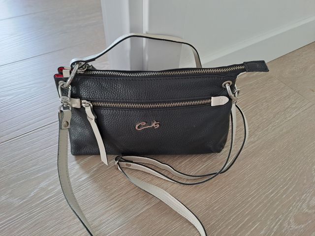 Bolso de piel negro y crema marca Cats