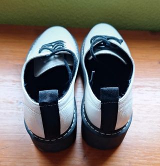 Zapatos con cordones blancos