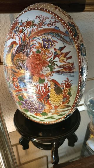 Huevo de porcelana china con peana madera